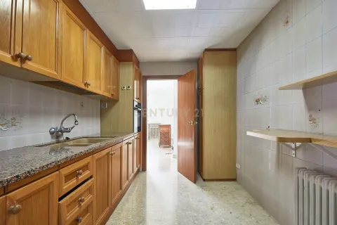 Huoneisto myytävänä Barcelona, Espanja, 4 makuuhuonetta, 134 m2 No. 166944 - kuva 8