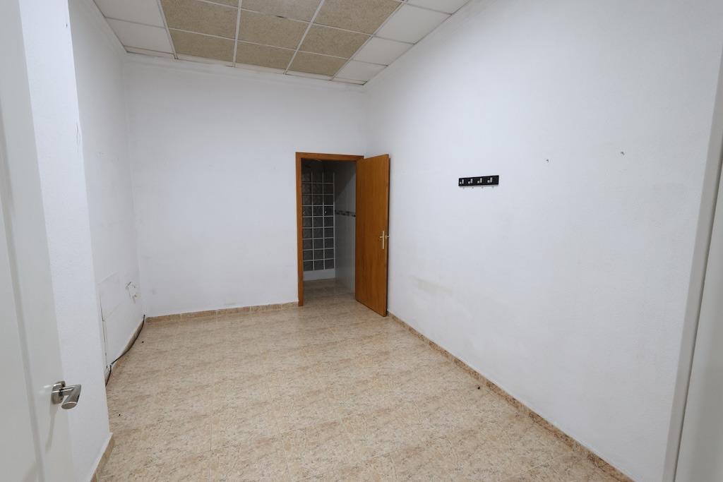 Commercial property in Torrevieja, Alicante, Spain 1 bedroom, 100 sq.m. No. 183085