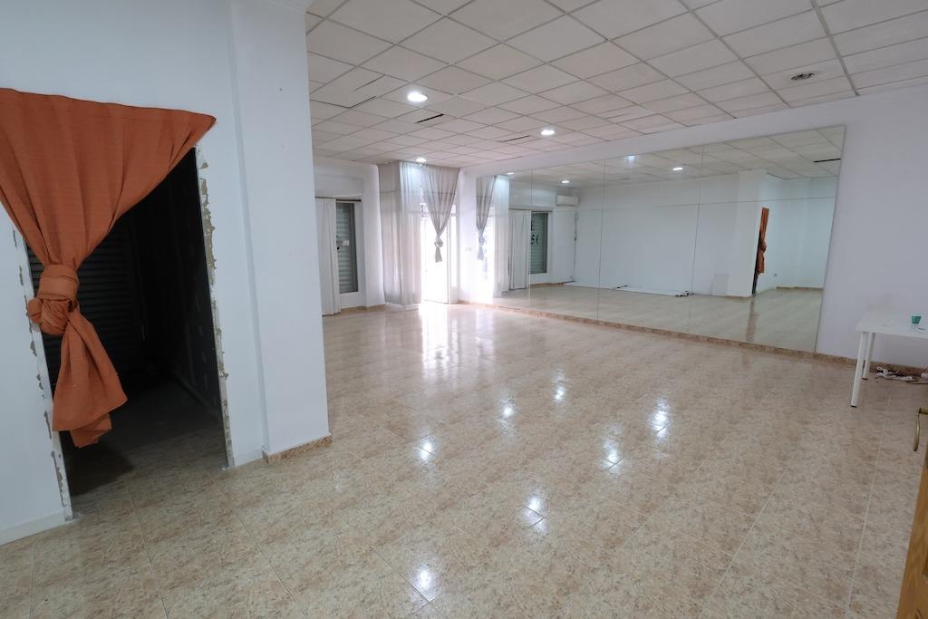 Commercial property in Torrevieja, Alicante, Spain 1 bedroom, 100 sq.m. No. 183085