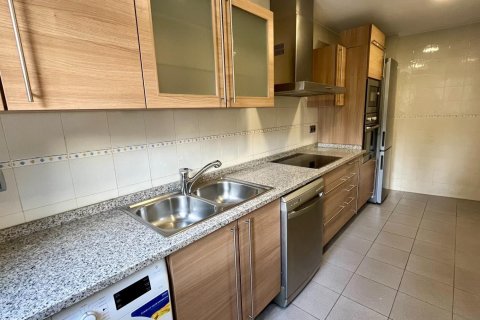 Apartment for rent in Principado De Andorra (Ninguna Poblacion Tiene C.P.), Lleida, Spain 3 bedrooms, 116 sq.m. No. 160511 - photo 6