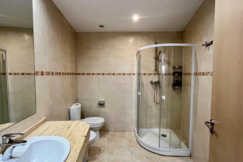 Apartment for rent in Principado De Andorra (Ninguna Poblacion Tiene C.P.), Lleida, Spain 3 bedrooms, 116 sq.m. No. 160511 - photo 17