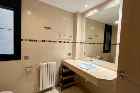 Apartment for rent in Principado De Andorra (Ninguna Poblacion Tiene C.P.), Lleida, Spain 3 bedrooms, 116 sq.m. No. 160511 - photo 19