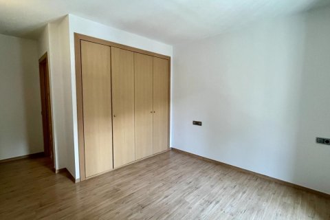 Apartment for rent in Principado De Andorra (Ninguna Poblacion Tiene C.P.), Lleida, Spain 3 bedrooms, 116 sq.m. No. 160511 - photo 9