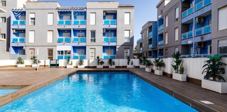 Apartment in Torrevieja, Alicante, Spain 2 bedrooms, 65 sq.m. No. 195966
