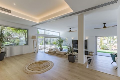 Talo myytävänä Esplugues de Llobregat, Barcelona, Espanja, 5 makuuhuonetta, 351 m2 No. 182595 - kuva 5