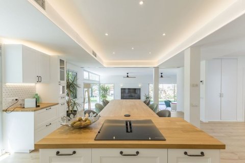 Talo myytävänä Esplugues de Llobregat, Barcelona, Espanja, 5 makuuhuonetta, 351 m2 No. 182595 - kuva 6