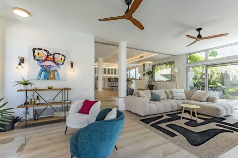 Talo myytävänä Esplugues de Llobregat, Barcelona, Espanja, 5 makuuhuonetta, 351 m2 No. 182595 - kuva 18