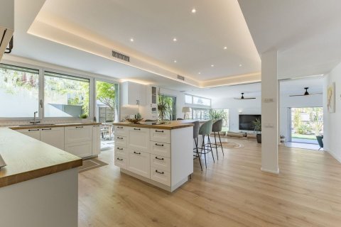 Talo myytävänä Esplugues de Llobregat, Barcelona, Espanja, 5 makuuhuonetta, 351 m2 No. 182595 - kuva 3
