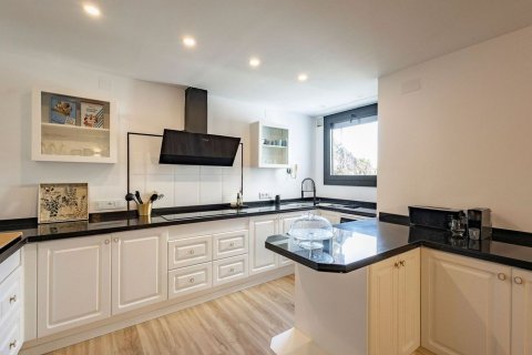 Talo myytävänä Esplugues de Llobregat, Barcelona, Espanja, 7 makuuhuonetta, 528 m2 No. 182593 - kuva 5