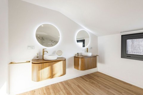 Talo myytävänä Esplugues de Llobregat, Barcelona, Espanja, 7 makuuhuonetta, 528 m2 No. 182593 - kuva 9