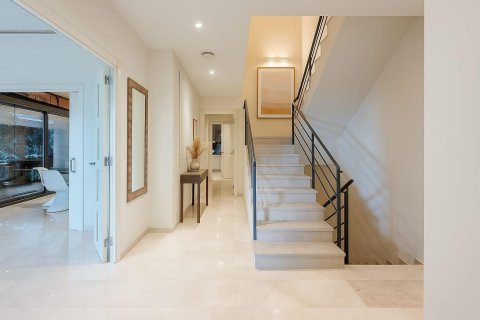 Talo myytävänä Esplugues de Llobregat, Barcelona, Espanja, 5 makuuhuonetta, 492 m2 No. 182594 - kuva 11