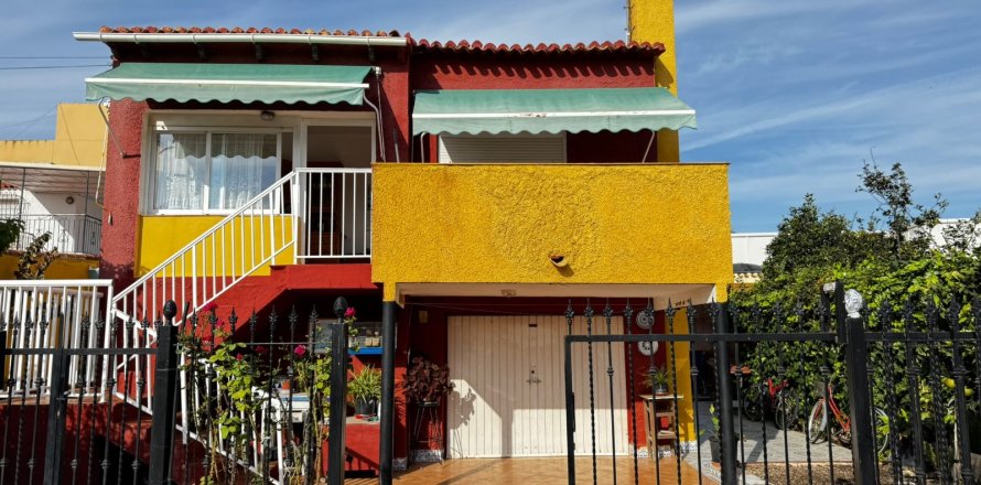 Villa a Punta Prima, Alicante, Spagna 5 camere da letto, 200 mq. N° 136721