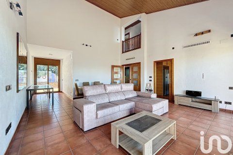 Talo myytävänä Vilanova i la Geltru, Barcelona, Espanja, 4 makuuhuonetta, 259 m2 No. 153756 - kuva 3