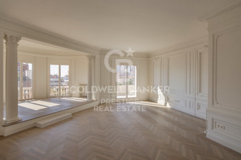 Kattohuoneisto myytävänä Barcelona, Espanja, 4 makuuhuonetta, 250 m2 No. 157278 - kuva 2
