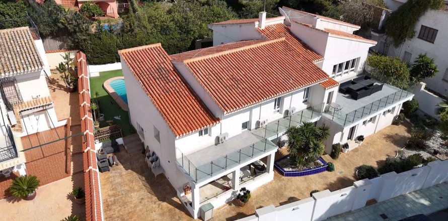 Villa in Dehesa De Campoamor, Alicante, Spain 7 bedrooms, 512 sq.m. No. 155589