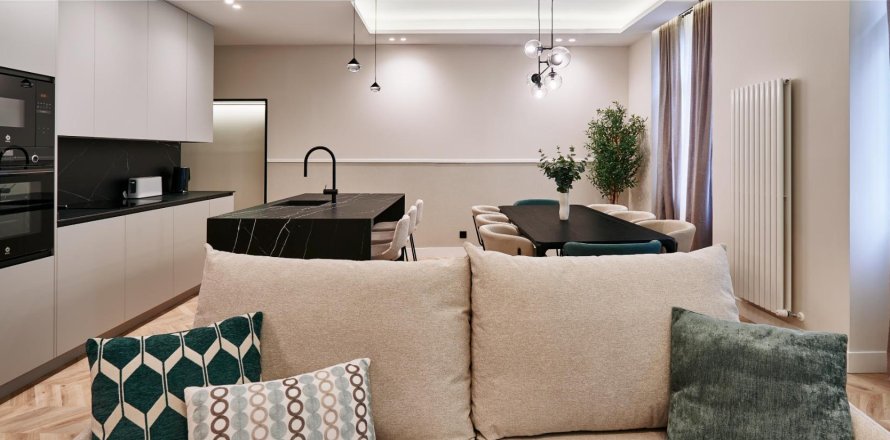 Apartment in Madrid, Spain 3 bedrooms, 213 sq.m. No. 165497