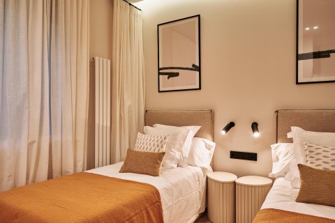 Apartment for sale in Madrid, Spain 3 bedrooms, 213 sq.m. No. 165497 - photo 9