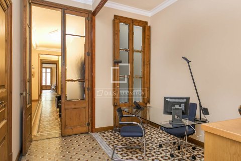 Huoneisto myytävänä Barcelona, Espanja, 5 makuuhuonetta, 203 m2 No. 192837 - kuva 15