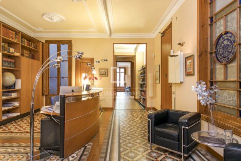 Huoneisto myytävänä Barcelona, Espanja, 5 makuuhuonetta, 203 m2 No. 192837 - kuva 16
