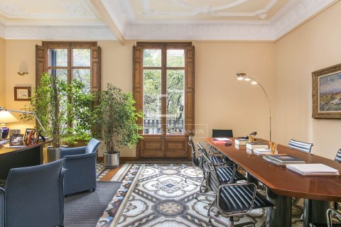 Huoneisto myytävänä Barcelona, Espanja, 5 makuuhuonetta, 203 m2 No. 192837 - kuva 2