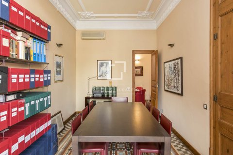 Huoneisto myytävänä Barcelona, Espanja, 5 makuuhuonetta, 203 m2 No. 192837 - kuva 9