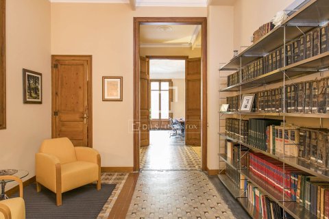Huoneisto myytävänä Barcelona, Espanja, 5 makuuhuonetta, 203 m2 No. 192837 - kuva 18