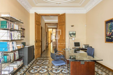 Huoneisto myytävänä Barcelona, Espanja, 5 makuuhuonetta, 203 m2 No. 192837 - kuva 5