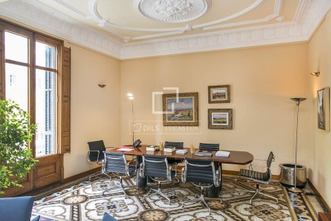 Huoneisto myytävänä Barcelona, Espanja, 5 makuuhuonetta, 203 m2 No. 192837 - kuva 3