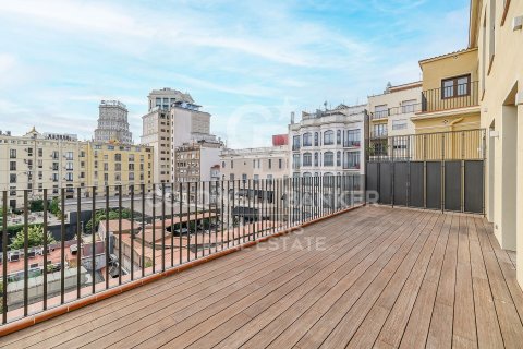 Takvåning till salu i Barcelona, Spanien 3 sovrum, 166 kvm. Nr. 156985 - foto 2