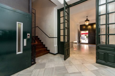 Apartment for sale Madrid, Spain 6 bedrooms, 270 sq.m. No. 106942 - photo 1