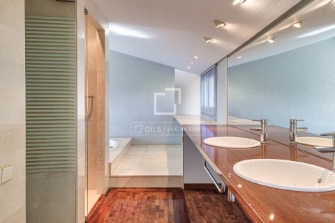 Huvila vuokrattavana Sant Just Desvern, Barcelona, Espanja, 5 makuuhuonetta, 411 m2 No. 192854 - kuva 15