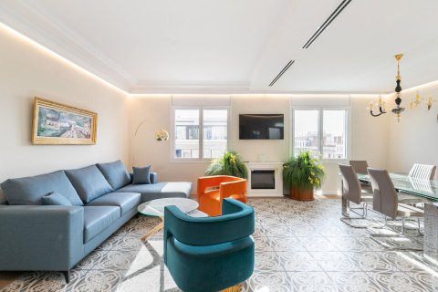 Apartamento en venta en Barcelona, España 4 dormitorios, No. 140981 - foto 1
