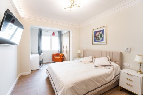 Apartamento en venta en Barcelona, España 4 dormitorios, No. 140981 - foto 11