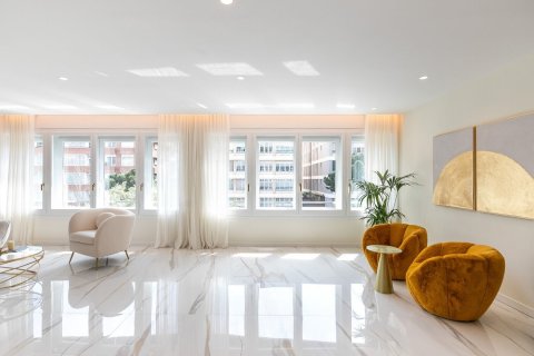 Apartment à vendre à Barcelona, Espagne, 4 chambres, No. 140995 - photo 1