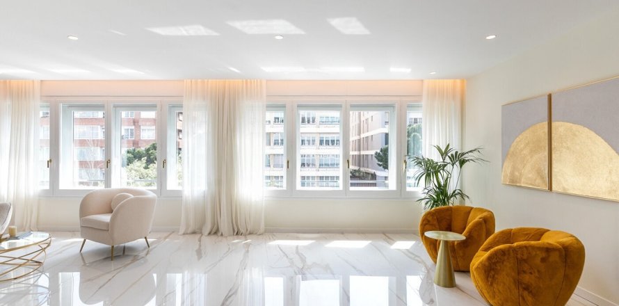 Apartment à Barcelona, Espagne 4 chambres, No. 140995