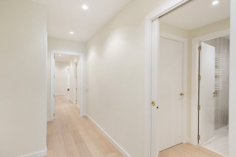 Apartment à vendre à Barcelona, Espagne, 4 chambres, No. 140995 - photo 27