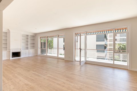 Apartment à vendre à Barcelona, Espagne, 5 chambres, No. 140989 - photo 1