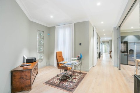 Apartamento en venta en Barcelona, España 3 dormitorios, No. 140992 - foto 11