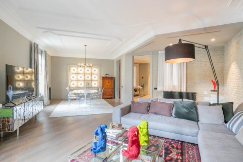 Apartamento en venta en Barcelona, España 3 dormitorios, No. 140992 - foto 1