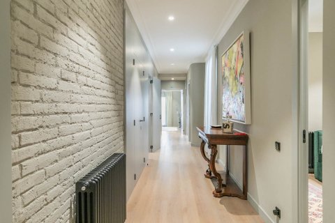 Apartamento en venta en Barcelona, España 3 dormitorios, No. 140992 - foto 20