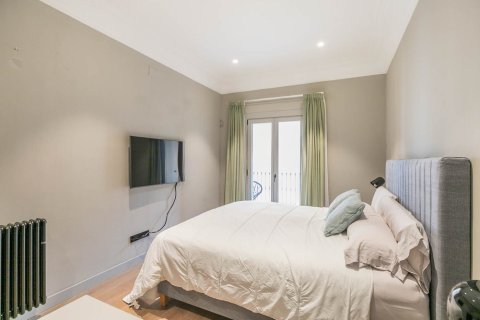 Apartamento en venta en Barcelona, España 3 dormitorios, No. 140992 - foto 16