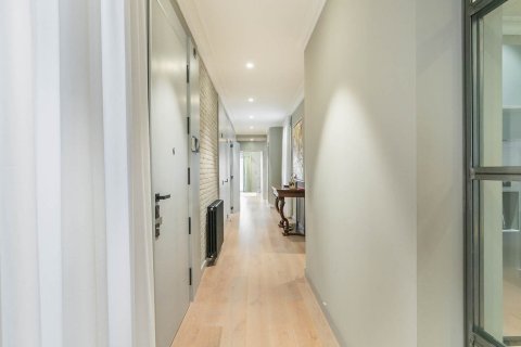 Apartamento en venta en Barcelona, España 3 dormitorios, No. 140992 - foto 12
