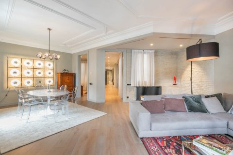 Apartamento en venta en Barcelona, España 3 dormitorios, No. 140992 - foto 2