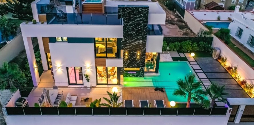 Villa en Torrevieja, Alicante, España 4 dormitorios, 200 m2 No. 144765