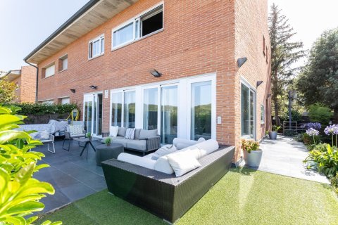 Продажа дома в Сан-Кугат-дель-Вальес, Барселона, Испания 6 спален,  №140897 - фото 1