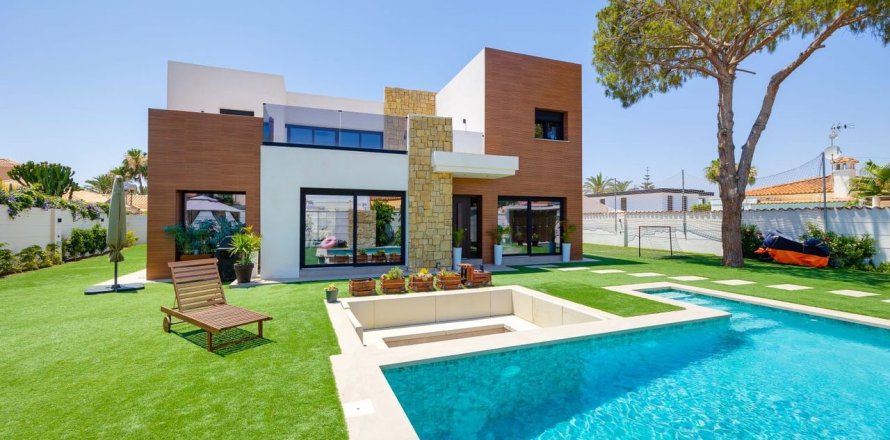 Villa en Torrevieja, Alicante, España 5 dormitorios, 250 m2 No. 149791