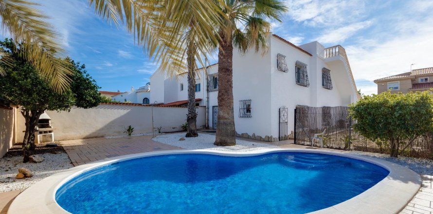 Townhouse in Torrevieja, Alicante, Spain 3 bedrooms, 229 sq.m. No. 149788