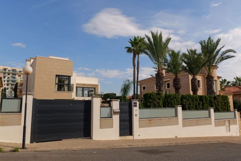 Willa w Torrevieja, Alicante, Hiszpania 3 sypialnie, 430.05 mkw. nr 175673 – zdjęcie 1
