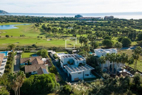 Villa for sale in Sitges, Barcelona, Spain 5 bedrooms, 550 sq.m. No. 150442 - photo 2