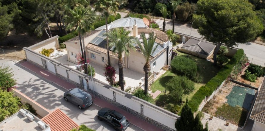 Villa in Dehesa De Campoamor, Alicante, Spain 4 bedrooms, 243 sq.m. No. 145063